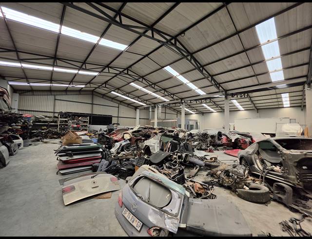 1,214M² WAREHOUSE TO LET IN COSMO BUSINESS PARK